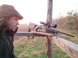 Im Test: Das Wärmebildgerät GPO Spectra TI 35 in Kombination mit dem ZF Spectra 6x 2-12x50i Der Autor mit dem GPO-ZF und Bergara-Büchse auf dem Hochsitz.