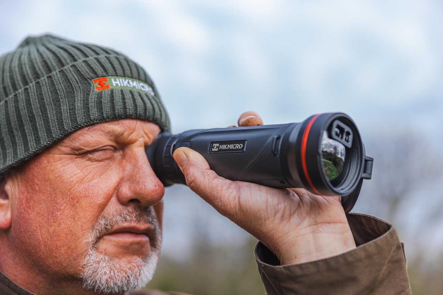 Neuheit 2025: HIKMICRO Falcon 2.0 und Condor 2.0 – Wärmebild-Handgeräte mit Top-Ausstattung Jäger blickt durch das Falcon 2.0.