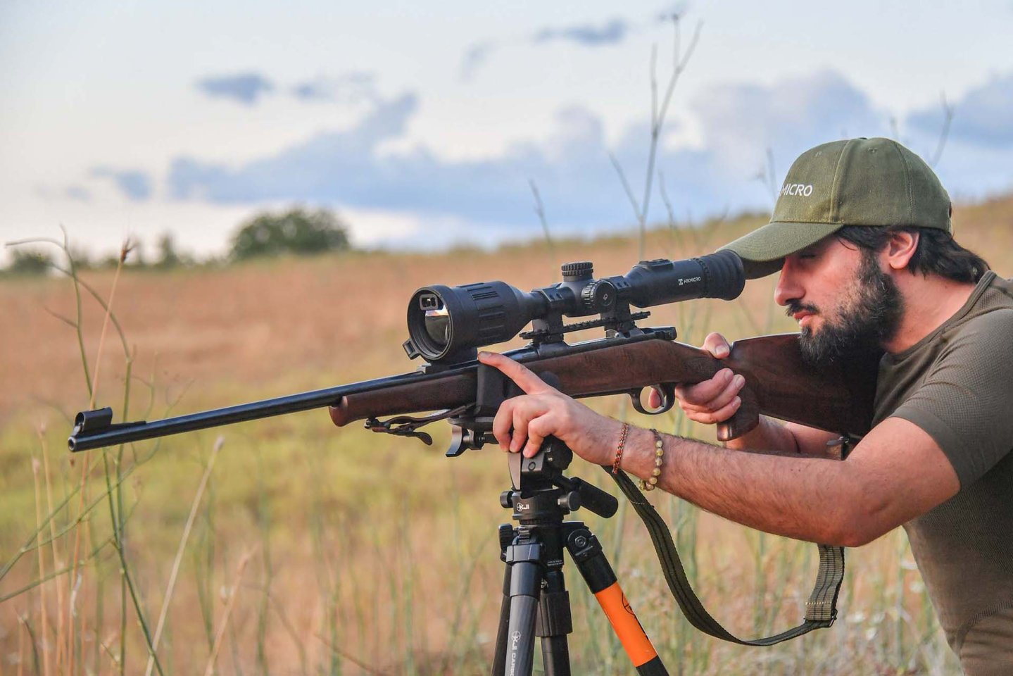 Jagen mit dem HIKMICRO Stellar 3.0 Wärmebild-Zielfernrohr in Italien – Technik bald auch in Deutschland? HIKMICRO Stellar 3.0 auf Waffe im Revier.