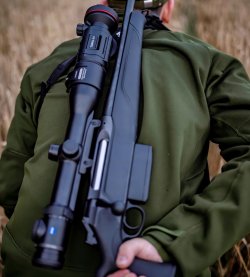 Premiere: HIKMICRO Thunder 3.0 – Vorstellung, Daten und Preise zum neuen Wärmebild-Vorsatzgerät Jäger pirscht mit Thunder 3.0 von HIKMICRO.