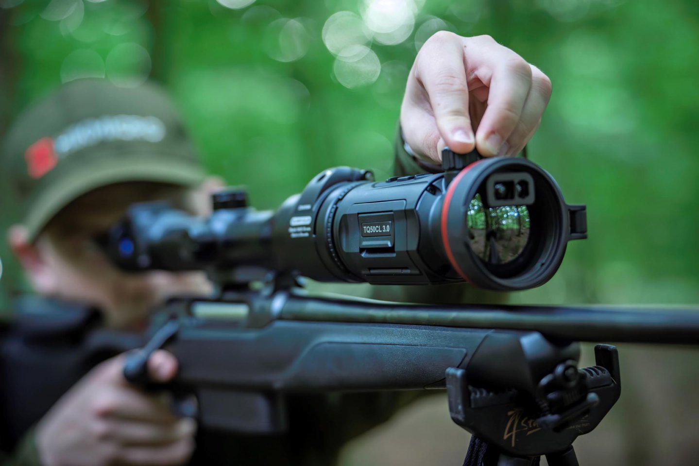 Premiere: HIKMICRO Thunder 3.0 – Vorstellung, Daten und Preise zum neuen Wärmebild-Vorsatzgerät HIKMICRO Thunder 3.0 auf Zielfernrohr mit Jäger.