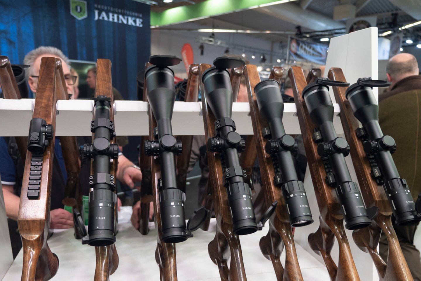 Jagd & Hund 2020: Neue Reflexvisiere, Entfernungsmesser und Zielfernrohre im Video präsentiert Ein Teil der neuen Zielfernrohre am MINOX-Messestand.
