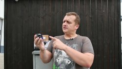 Jungjäger-Serie – Teil 6: Einführung in die Nachtsicht- und Wärmebildtechnik Der Autor demonstriert einen Adapter in seiner Hand.