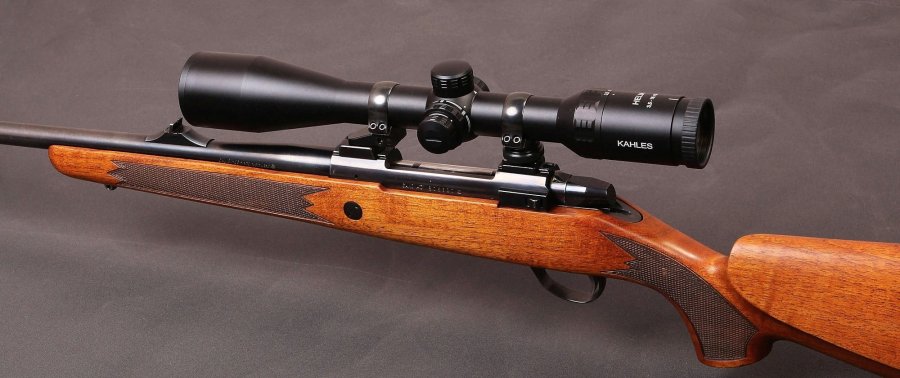 KAHLES Helia 3,5–18x50i Zielfernrohr: Neues Zielfernrohr für die Jagd auf weite Distanzen im Langzeittest KAHLES Helia 3,5–18x50i Zielfernrohr auf sako repetierbuechse linke gesamtansicht
