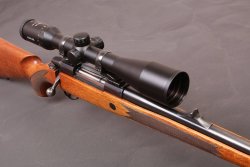 KAHLES Helia 3,5–18x50i Zielfernrohr: Neues Zielfernrohr für die Jagd auf weite Distanzen im Langzeittest KAHLES Helia 3,5–18x50i Zielfernrohr auf sako gewehr schraeg vordere ansicht rechts