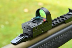 KAHLES Helia RD: Wir stellen das Leuchtpunktvisier für die Bewegungsjagd im Video vor KAHLES Helia RD auf einer Pedersoli Boarbuster rechte Seite