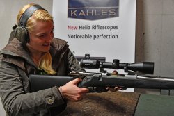 KAHLES Neuheiten 2017: Helia Zielfernrohre Frau mit KAHLES Helia Zielfernrohre und Gewehr auf dem Schießstand