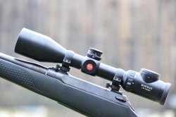 LEICA: Neue Zielfernrohre und Ferngläser für die Jagd 2016 Leica Magnus i Zielfernrohr montiert auf Waffe.