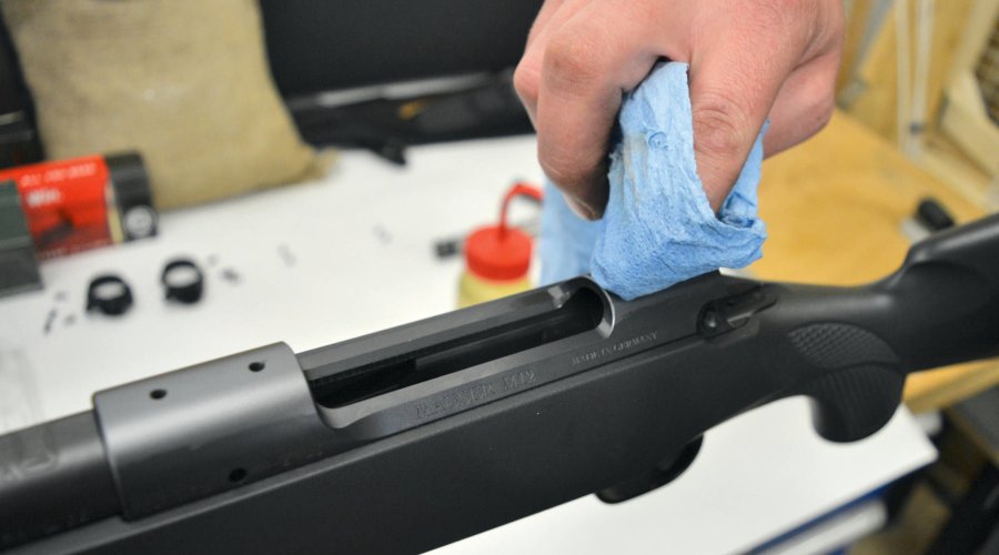 Systemhülse eine Büchse von Mauser. Mit einem Tuch wird diese entfettet.