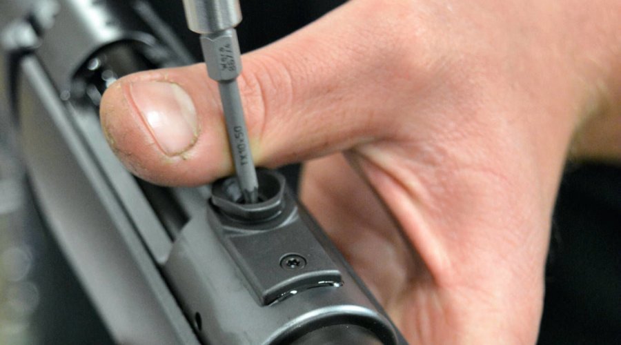 Anziehen einer Montagebasis der Mauser HexaLock.