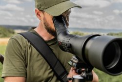 Minox Spektiv 20-60x80 ED und Stativ: Detailbeobachtung auf weite Distanz im Revier Jäger schaut durch das Minox 20-60x80 ED.
