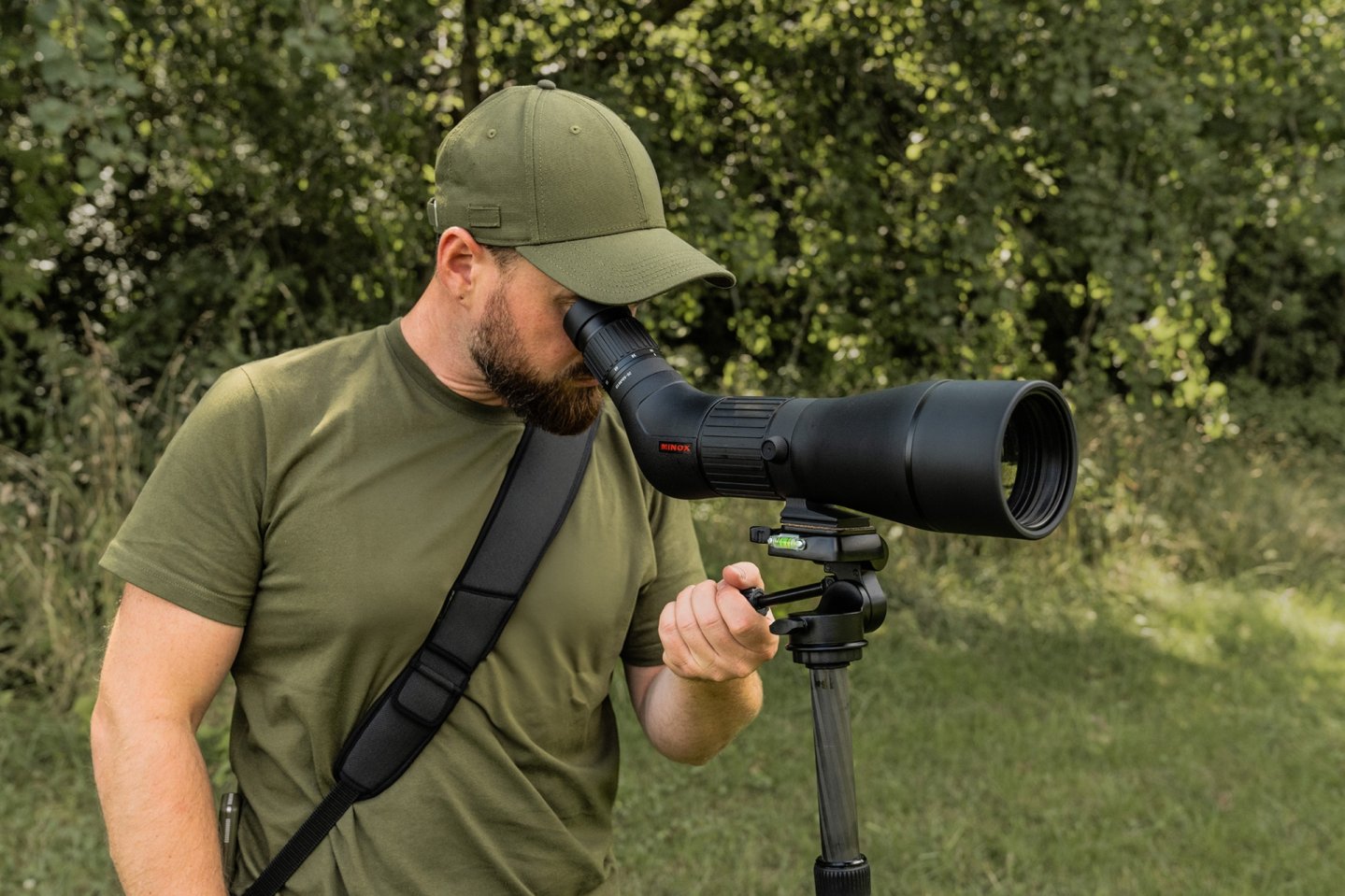 Minox Spektiv 20-60x80 ED und Stativ: Detailbeobachtung auf weite Distanz im Revier Einsatz des Minox 20-60x80 ED bei der Jagd.