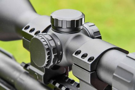 MINOX ZE5.2 2-10x50 Zielfernrohr für die Jagd im Schießtest Bedienelemente am Zielfernrohr MINOX ZE5.2 2-10x50