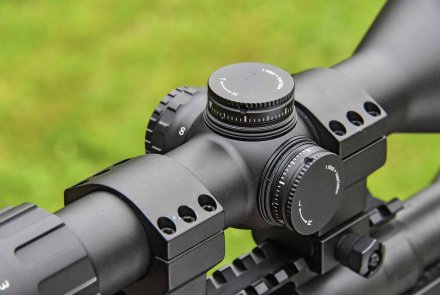 MINOX ZE5.2 2-10x50 Zielfernrohr für die Jagd im Schießtest Verstelltürme am Zielfernrohr MINOX ZE5.2 2-10x50