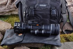 Test: Nachtsichttechnik Jahnke DJ-8 NSV 1x48 Das DJ-8 NSV 1x48 von Nachtsichttechnik Jahnke kommt mit einer Umhängetasche und einem Leder-Etui.