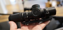 Neu bei Nachtsichttechnik Jahnke : Das jagdliche Zielfernrohr Noctis 1-6x48 – Vorstellung mit Video Das Jahnke Noctis komplett von rechts.