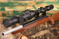 Mit Nachtzielgeräten gegen eingeschränkte Sicht Front-Max Ultra von Gutzeit mit Gen2-MilSpec-Röhre am Kahles Helia 2,4-12x56i auf Gewehr-Dummy