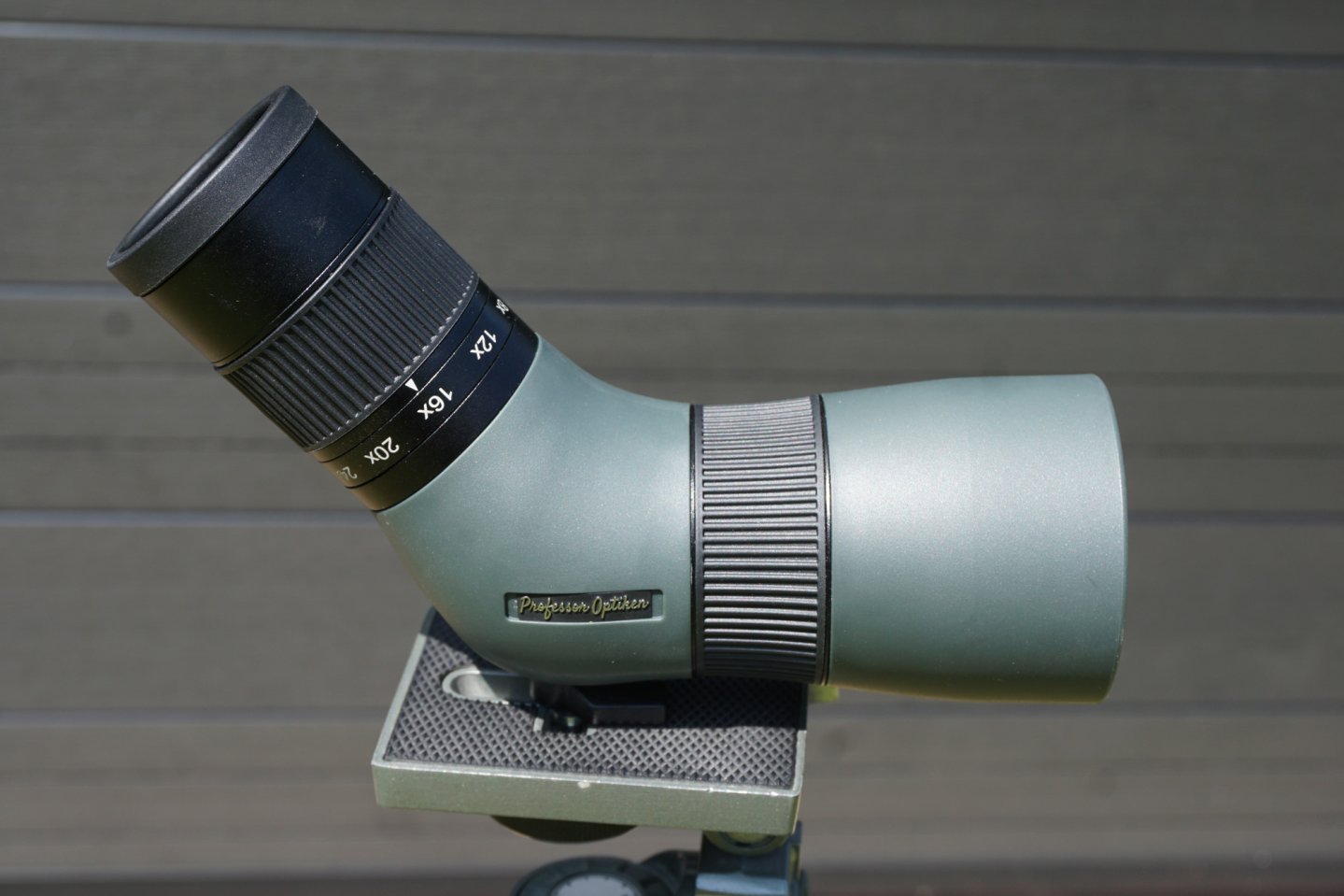 Die 6 x 8 Zentimeter große Grundplatte des Stativs zeigt, wie kompakt dagegen das neue Zugspitze 8-24x50 ED  von Professor Optiken daher kommt.