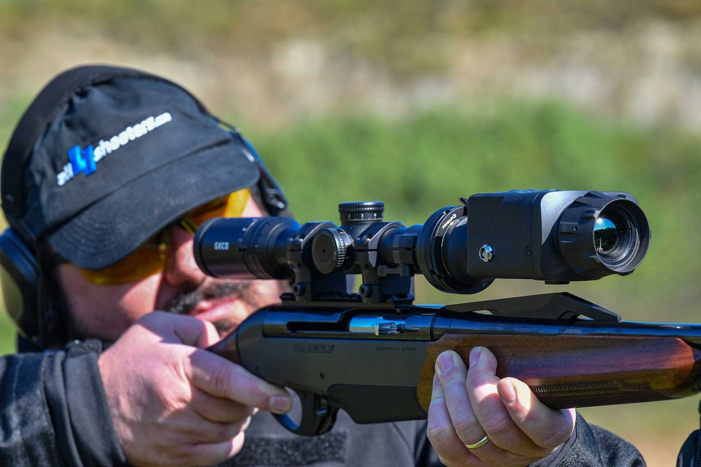 Nitehog TIR-M35 Chameleon X-Core aufgesetzt. Schütze im Schuss.