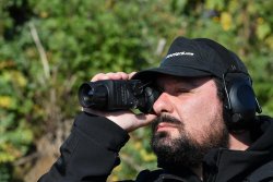 Test mit Video: Nitehog TIR-M35 Chameleon X-Core – die zweite Generation des Wärmebild-Vorsatzgeräts für 2021 Das Nitehog TIR-M35 Chameleon X-Core in der Hand eines Beobachters.