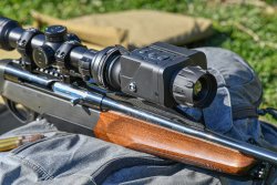 Test mit Video: Nitehog TIR-M35 Chameleon X-Core – die zweite Generation des Wärmebild-Vorsatzgeräts für 2021 Das Objektiv des Nitehog TIR-M35 Chameleon X-Cor.