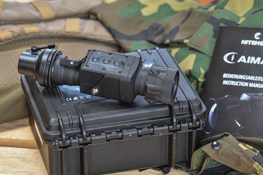 Vorstellung: Nitehog TIR-M50XC Caiman X-Core Clip-On-Wärmebildgerät für die Jagd The Nitehog TIR-M50XC Caiman X-Core auf seinem stabilen Koffer.