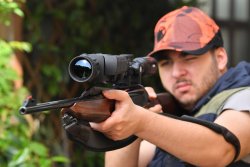 Vorstellung: Nitehog TIR-M50XC Caiman X-Core Clip-On-Wärmebildgerät für die Jagd Schütze mit Nitehog Caiman X-Core auf einem GECO Black 1-6x24i.