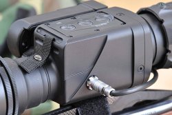 Vorstellung: Nitehog TIR-M50XC Caiman X-Core Clip-On-Wärmebildgerät für die Jagd Detail des Drei-Tasten-Bedienfeldes.