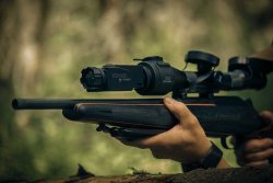 Nitehog Viper: Kompaktes und multifunktionales Clip-On-Thermalsichtgerät für die Jagd in der Vorstellung Nitehog Viper auf einem Zielfernrohr montiert.
