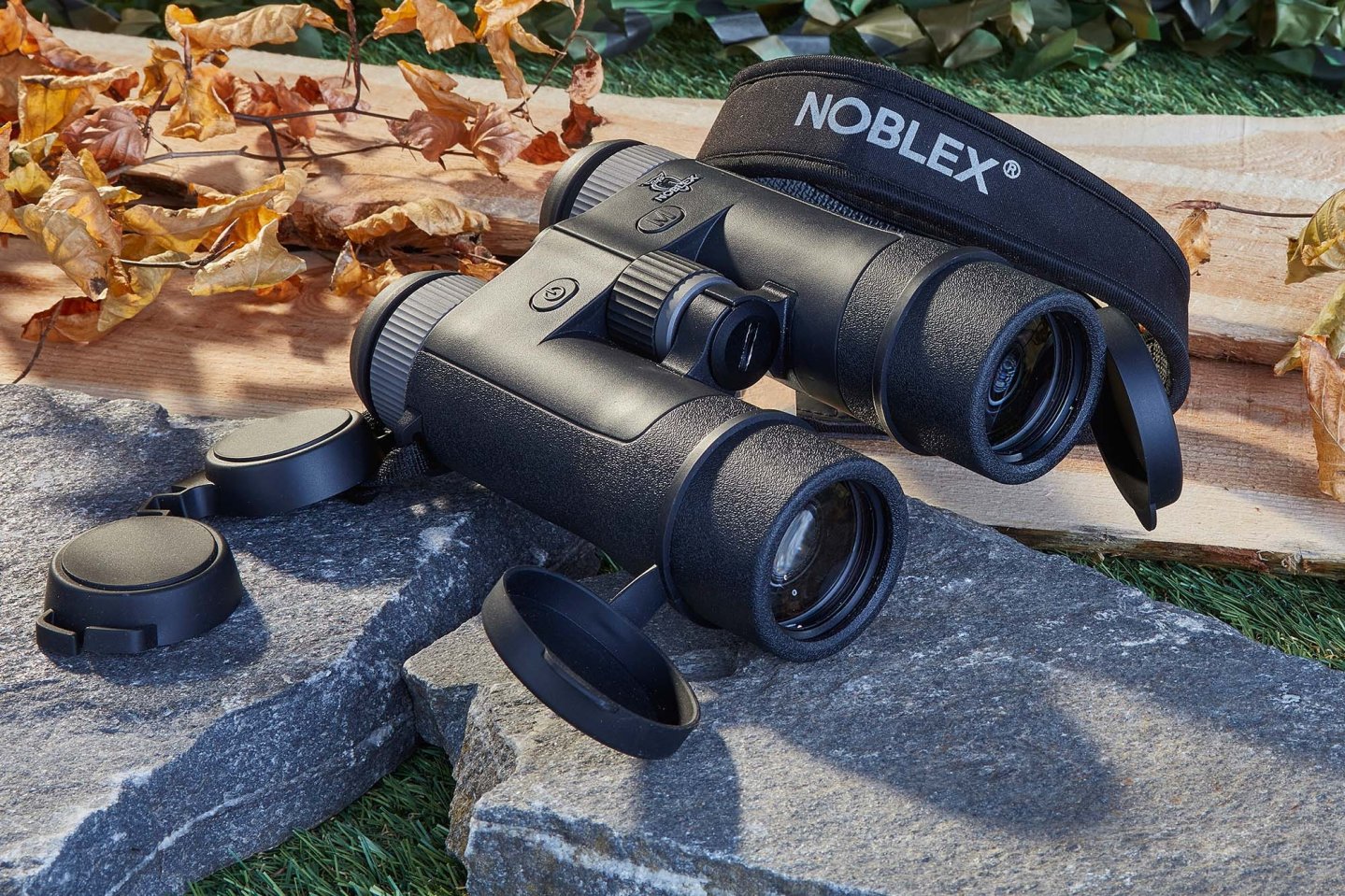 NOBLEX E-Optics NF 10x42 R advanced von vorne rechts.