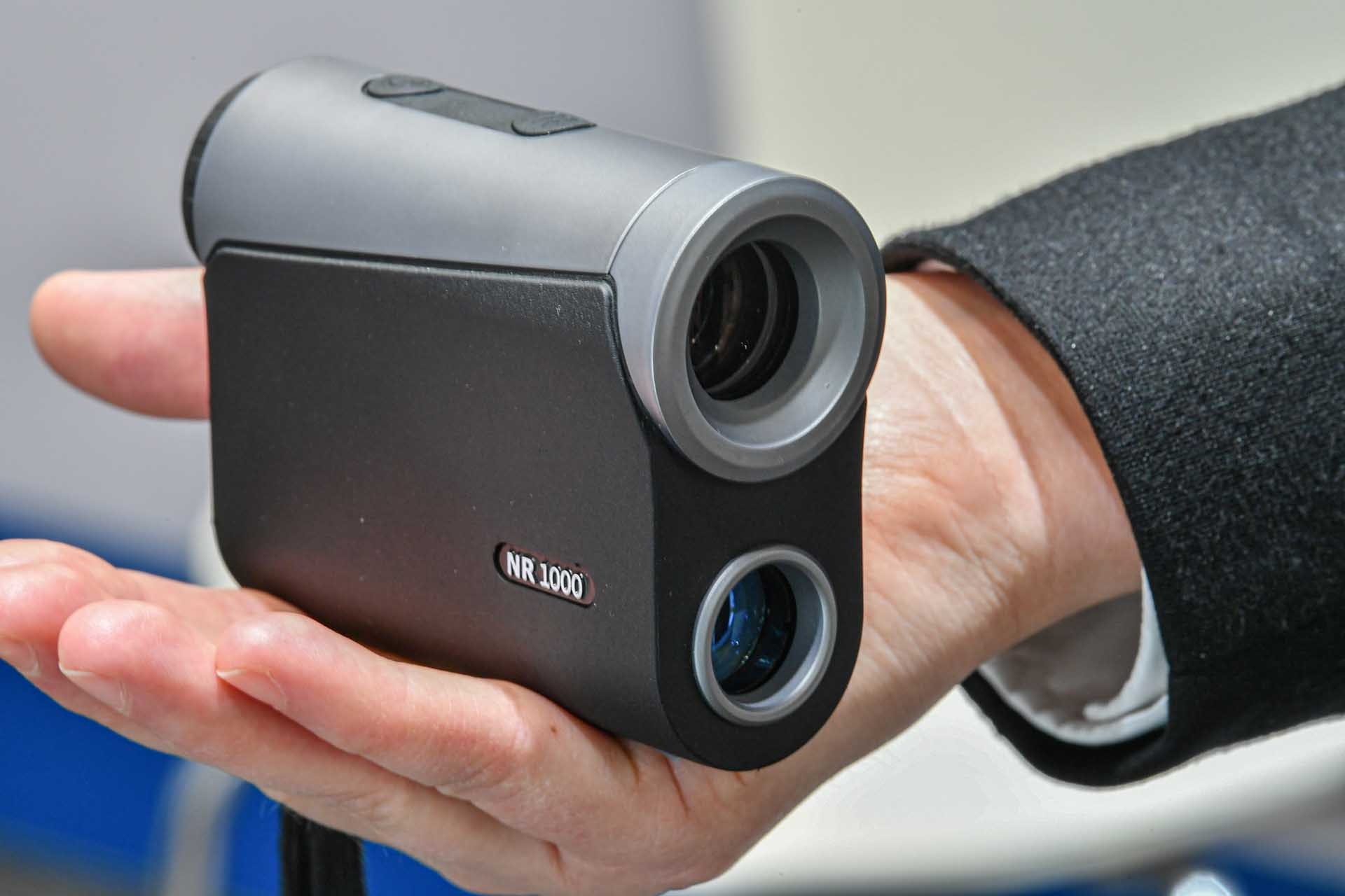 NOBLEX Neuheiten 2020: Rangefinder NR 1000, Spektiv NS 8-24x50 ED sowie Dual-Use-Wärmebildkamera NW 100 NOBLEX NR 1000 in der Hand gehalten