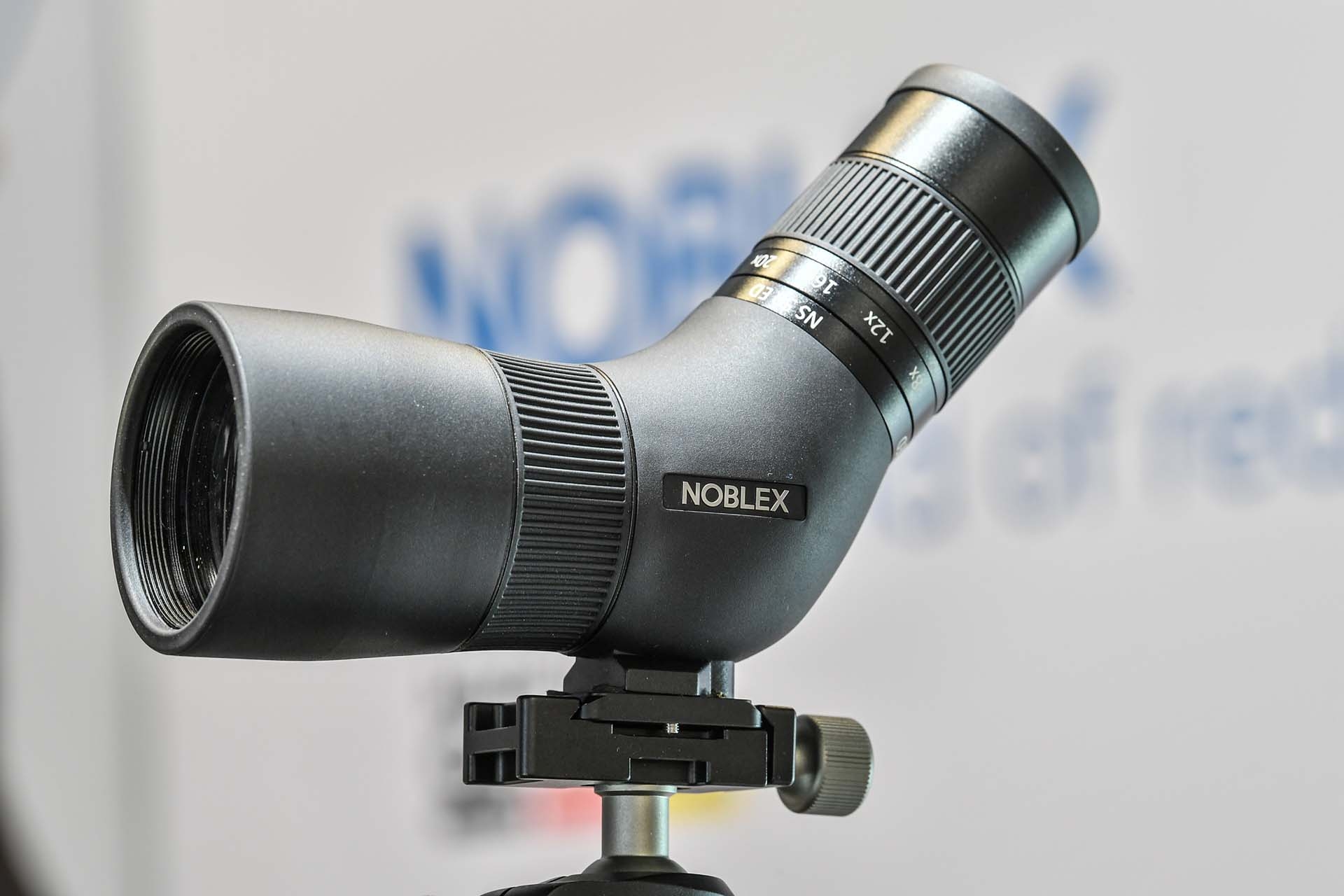 NOBLEX Neuheiten 2020: Rangefinder NR 1000, Spektiv NS 8-24x50 ED sowie Dual-Use-Wärmebildkamera NW 100 NOBLEX NS 8-24x50 ED auf dem Messestand