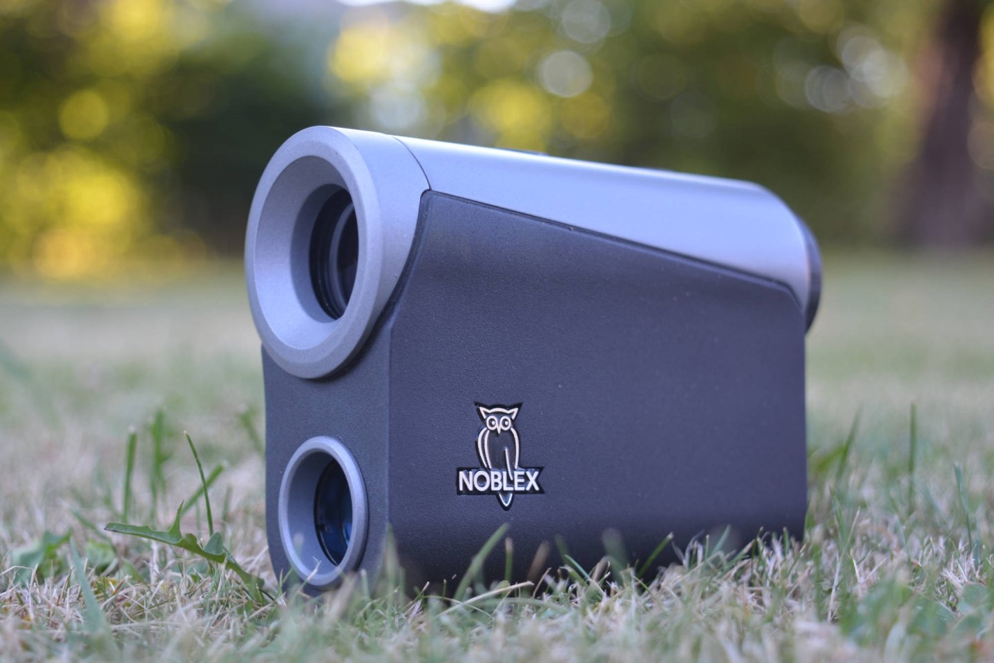 Test: Noblex NR 1000 – was leistet der kompakte Rangefinder für die Jagd? Noblex NR 1000 auf dem Rasen