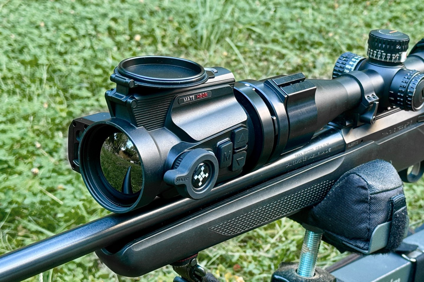 Nocpix MATE H50R auf Zielfernrohr montiert im Detail.