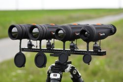 Jagd mit künstlicher Intelligenz: ThermTec setzt bei den handgehaltenen Wärmebildgeräten der Baureihen Cyclops Pro und D Funktionen auf KI-Basis ein Die 4 ThermTec Cyclops-Testmodelle zum Vergleich nebeneinander montiert, von vorne betrachtet.