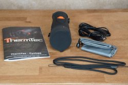 Jagd mit künstlicher Intelligenz: ThermTec setzt bei den handgehaltenen Wärmebildgeräten der Baureihen Cyclops Pro und D Funktionen auf KI-Basis ein Neben der Anleitung legt ThermTEc den Cyclops-Wärmebildgeräten noch eine Schutzhülle und eine Handschlaufe sowie eine zum Umhängen bei.