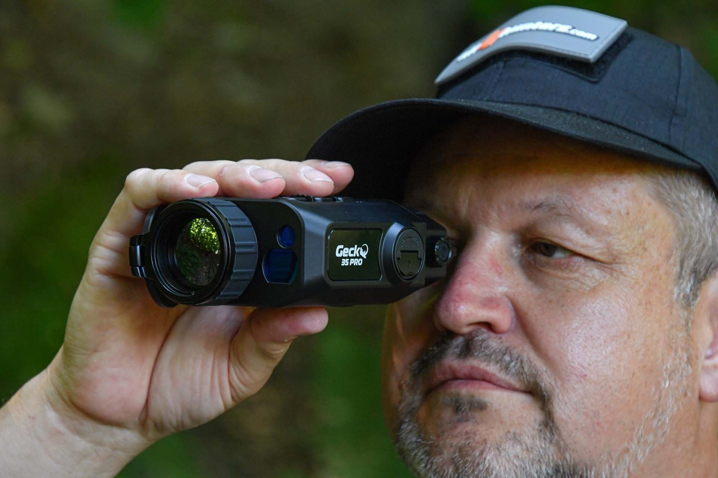 Test im Revier mit Video: Das Nitehog Gecko 35 Pro LRF Handheld-Wärmebildgerät mit Laserentfernungsmesser Das monokulare Wärmebildgerät Gecko 35 Pro LRF von Nitehog bringt neben einem Laserentfernungsmesser, auch eine Videoaufnahmefunktion, eine WLAN-Anbindung sowie einen Bewegungssensor und einen digitalen Kompass mit - ideal für den Einsatz bei der Jagd.