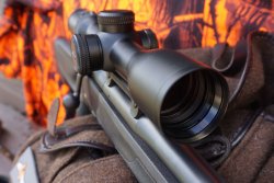 Test: Was leistet das universell einsetzbare, kompakte Zielfernrohr Blaser B2 1,7-10x42 iC per Sattelmontage auf einer Blaser R8 Professional Success montiert im Revier Das M46x0,75er Filtergewinde am Blaser B2 1,7-10x42 iC.