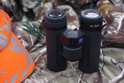 Weltpremiere: Mit dem ZEISS SFL 8x30 und SFL 10x30 kommen zwei extrem kompakte Pirschgläser auf den Markt Der Vergleich mit der Größe der Basecap, die neben dem ZEISS SFL 10x30 liegt, lässt Rückschlüsse auf die kompakten Abmessungen der neuen Ferngläser zu.