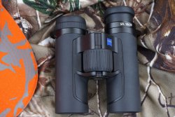 Weltpremiere: Mit dem ZEISS SFL 8x30 und SFL 10x30 kommen zwei extrem kompakte Pirschgläser auf den Markt Die neuen Ferngläser ZEISS SFL 8x30 und SFL 10x30 besitzen verstellbare Augenmuscheln und eignen sich auch für Brillenträger.