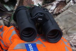 Weltpremiere: Mit dem ZEISS SFL 8x30 und SFL 10x30 kommen zwei extrem kompakte Pirschgläser auf den Markt Das stickstoffgefüllte Magnesiumgehäuse wird bei den neuen Modellen SFL 8x30 und SFL 10x30 durch eine Armierung aus Gummi geschützt.