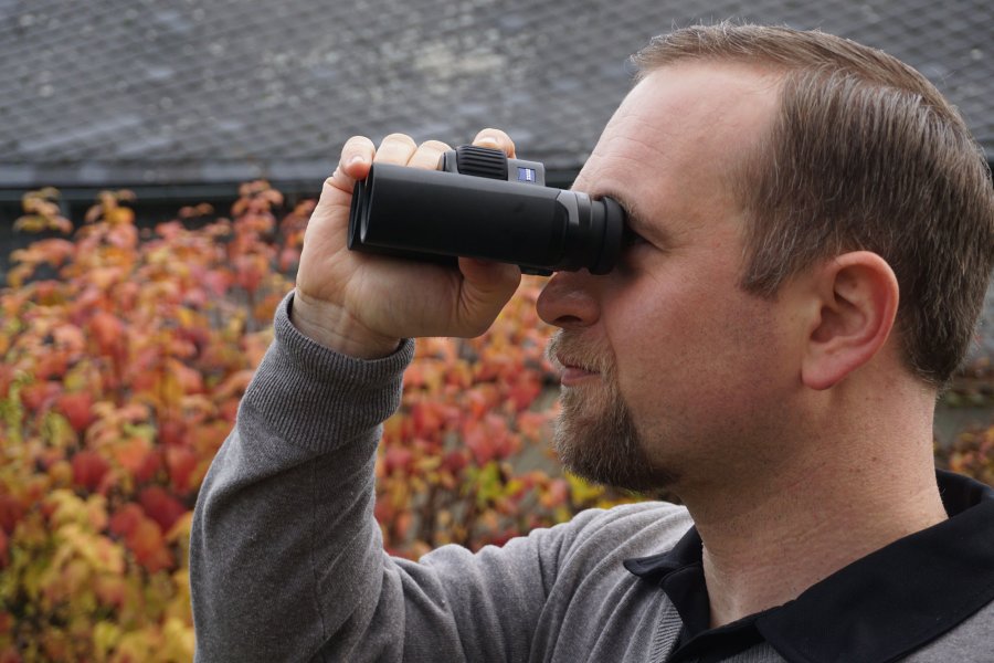 Weltpremiere: Mit dem ZEISS SFL 8x30 und SFL 10x30 kommen zwei extrem kompakte Pirschgläser auf den Markt Das Augenmerk lag bei der Entwicklung der neuen ZEISS-Ferngläser SFL 8x30 und SFL 10x30 auf den kompakten Abmessungen und der Ergonomie. Man kann während des Beobachtens den Zeigerfinger bequem auf der Fokussierwalze lassen.