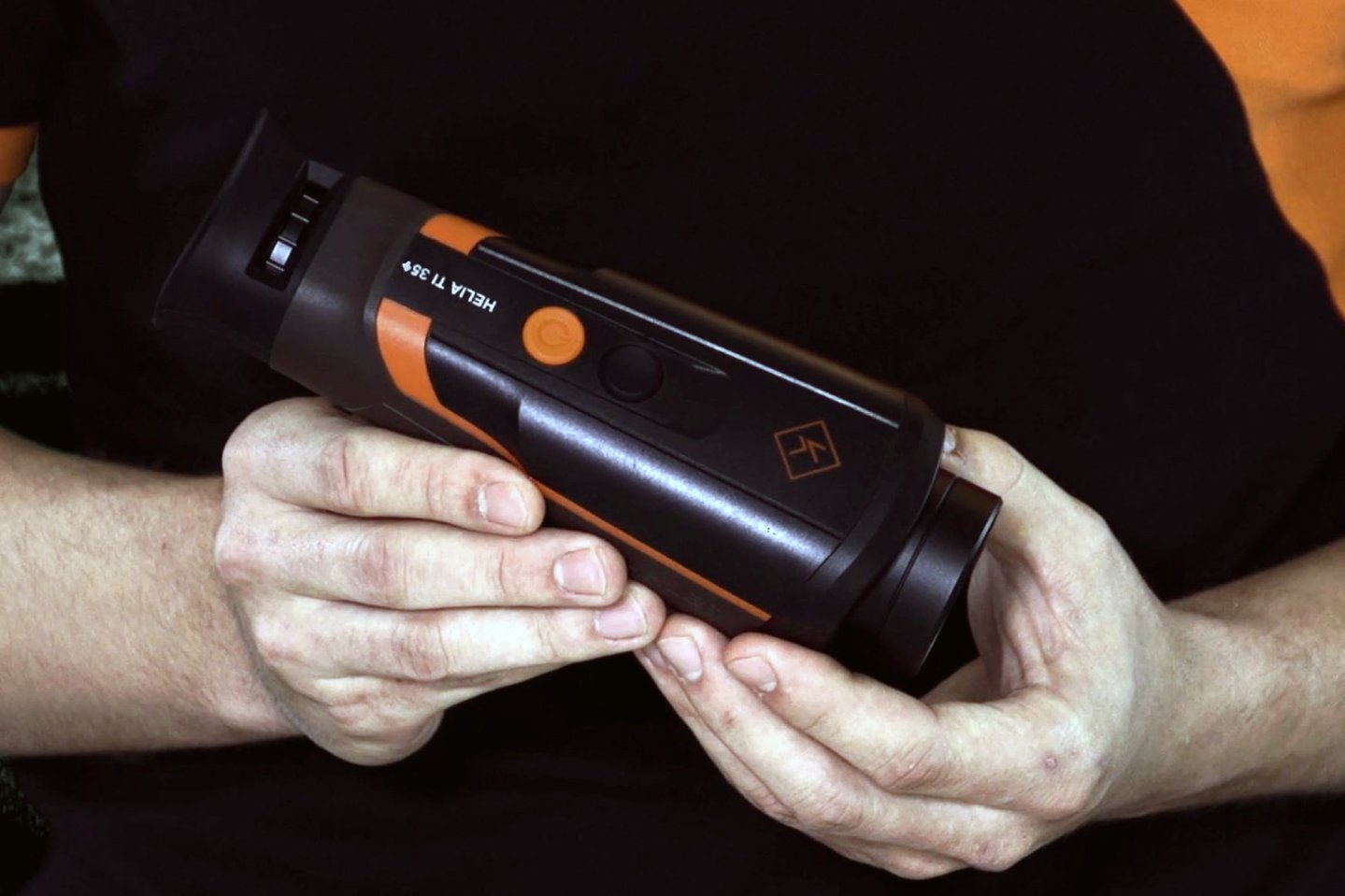 Kahles wertet seine Handheld-Wärmebildgeräte aus der Helia-Reihe TI mittels hochauflösenden Sensoren der neuesten Generation zum TI 18+ und TI 35+ auf In den neuen Wärmebildgeräten Helia TI35+ und TI 18+ verbaut Kahles einen 640 x 512 px-VGA-Sensor mit 12 Mikrometer Pitch. Die Automaticlight-Funktion steuert das Ein- und Ausschalten des 1024 x 768 px Displays über Neigungs- und Bewegungssensoren.