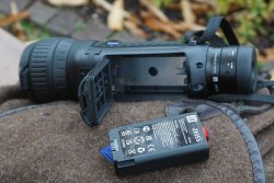 Die neue Wärmebildkamera-Baureihe ZEISS DTI 6 − flexible High-End-Lösung für die Jagd im freien Feld und im Wald Blick auf den Akku und das geöffnete Batteriefach der ZEISS DTI 6.