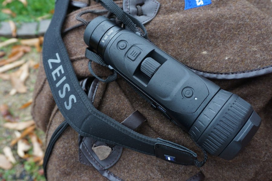 Die neue Wärmebildkamera-Baureihe ZEISS DTI 6 − flexible High-End-Lösung für die Jagd im freien Feld und im Wald Blick auf das oben im Gehäuse der ZEISS DTI 6 angebrachte Scrollrad.