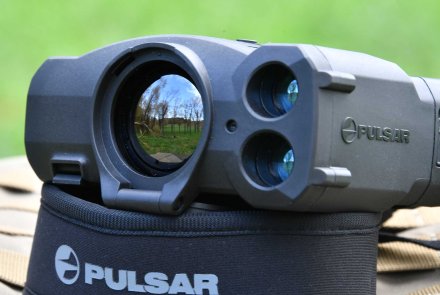 Test: Wärmebildgerät PULSAR Accolade XP50 LRF Germanium-Objektiv des Wärmebildgeräts Pulsar Accolade XP50 LRF.