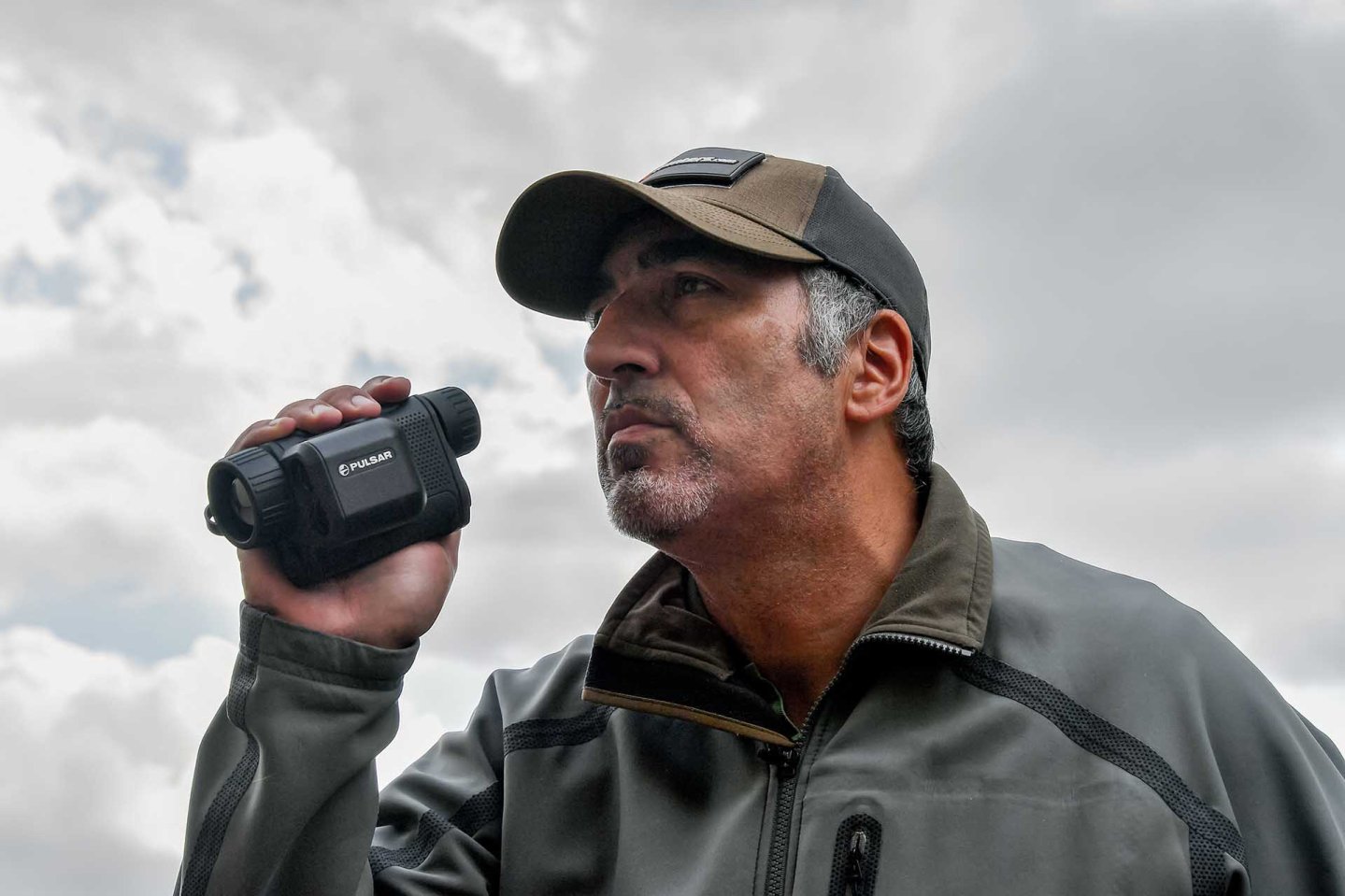 Der Optikexperte Franco Palamaro testet hier für all4hunters.com das neue Axion 2 XQ35 LRF, ein monokulares Wärmebildgerät von Pulsar.