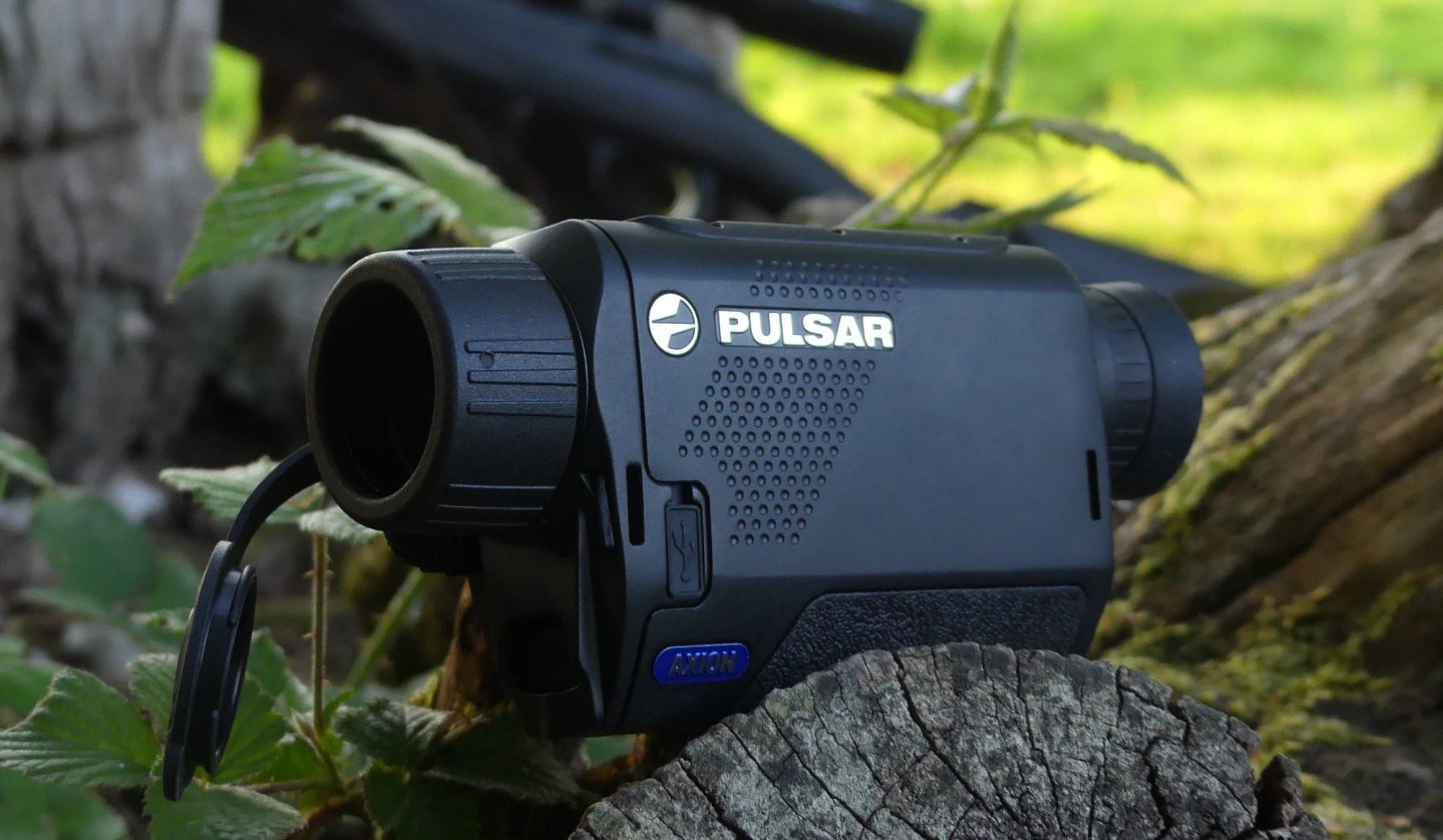 Pulsar Axion XM30S: erste Eindrücke vom robusten und leistungsstarken Wärmebildgeräts Pulsar Axion XM30S auf Baumstumpf