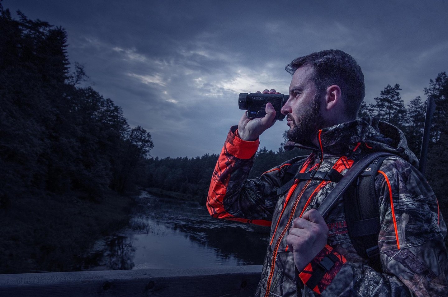 Neu: Pulsar Axion XQ38 Wärmebildgerät mit optionalem Laserentfernungsmesser und verbessertem Bildsensor Mann schaut Pulsar XQ38