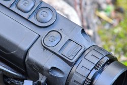 Testbericht: PULSAR Helion XP50 Wärmebildgerät Schieber zum Öffnen des Bajonettanschlusses am PULSAR Helion XP50.